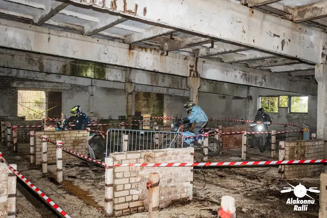 Alakonnu Ralli 2026: mitu mootorratturit liigub hoones madalate müüride ja rajalintide vahel.