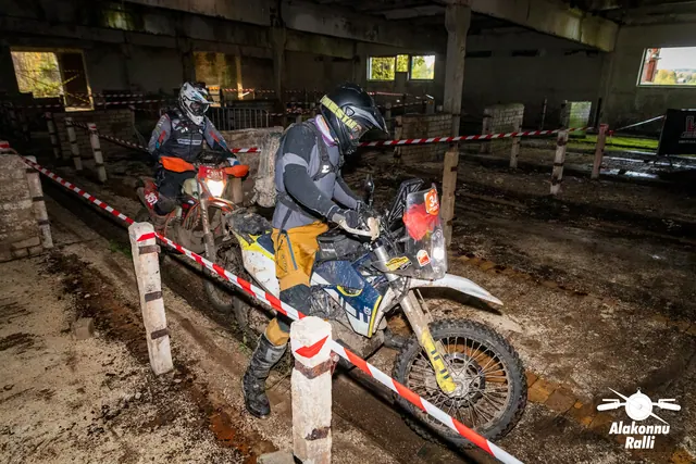 Alakonnu Ralli 2026: sõitja liigub hoones kollase mootorrattaga mööda kitsast rajakoridori, teine rattur järgneb.