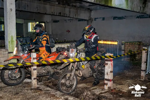 Alakonnu Ralli 2026: kaks mootorratturit liigub hoones kõrvuti kollase ja musta rajalindi taga.
