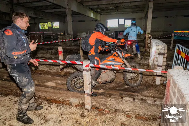 Alakonnu Ralli 2026: ilma kiivrita inimene seisab hoone raja kõrval, mootorratturid liiguvad rajalintide vahel.