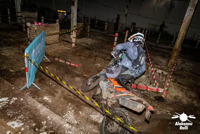 Alakonnu Ralli 2026: mootorrattur pöörab oranži mootorrattaga hoones madalate müüride ja rajalintide vahel.