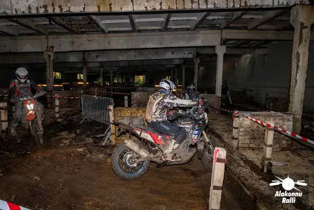 Alakonnu Ralli 2026: kaks mootorratturit liigub hoones eri rajakoridorides tellismüüride vahel.