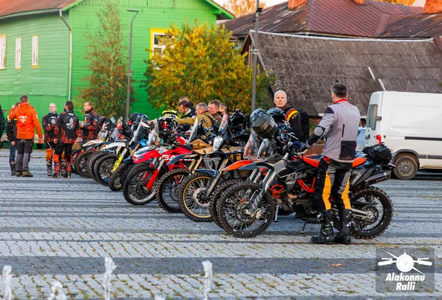 Rally motorcycles and participants on the town square before the start – Alakonnu Rally 2026, SS1