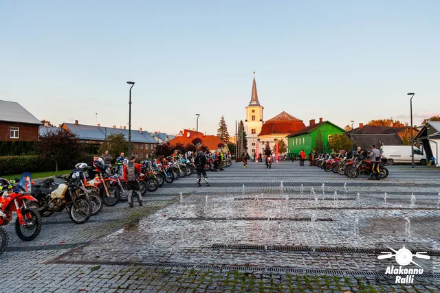 Rally motorcycles and participants on the town square before the start – Alakonnu Rally 2026, SS1