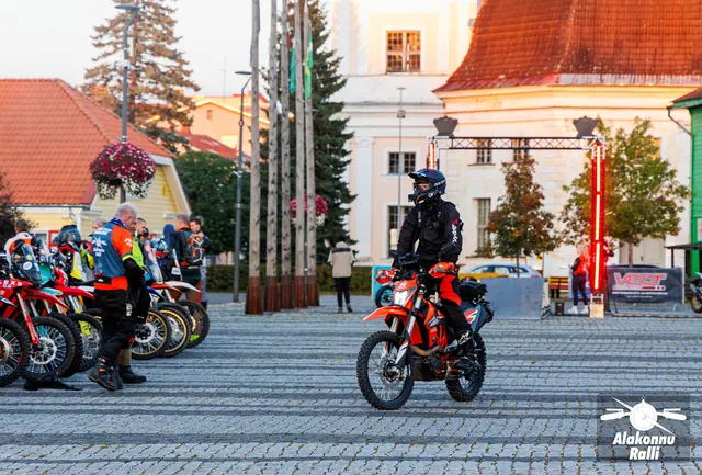 Rally motorcycles and participants on the town square before the start – Alakonnu Rally 2026, SS1