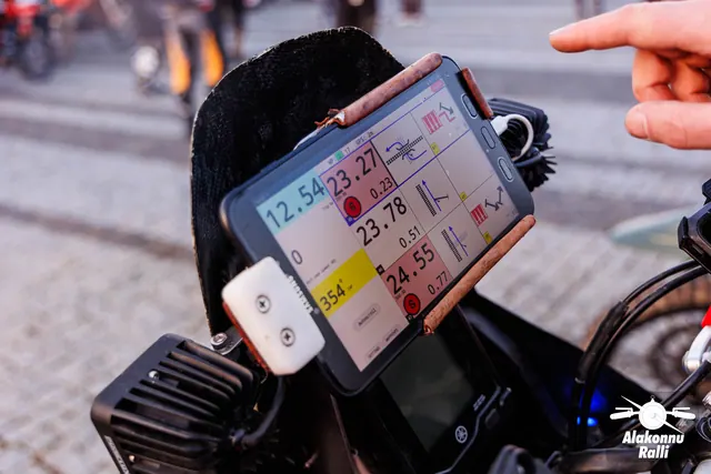A digital roadbook mounted on a motorcycle handlebar – Alakonnu Rally 2026, SS1