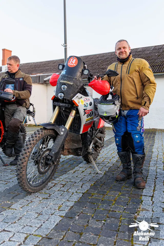 Participants and rally motorcycles before the start – Alakonnu Rally 2026, SS1