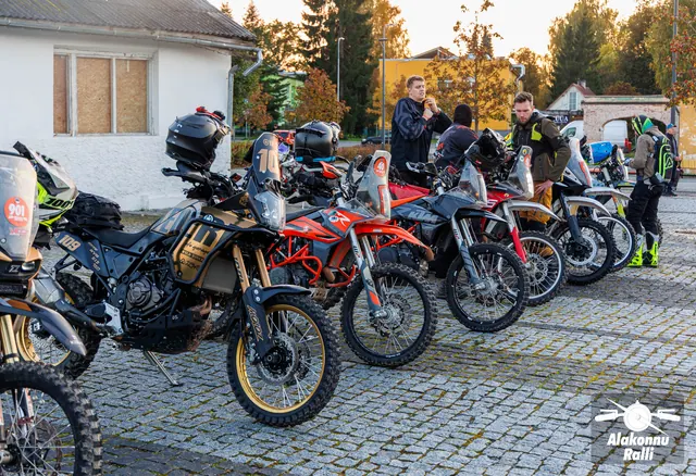 Participants and rally motorcycles before the start – Alakonnu Rally 2026, SS1