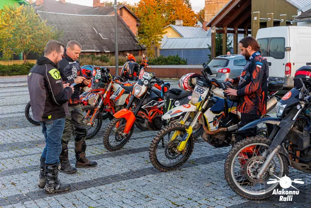 Participants and rally motorcycles before the start – Alakonnu Rally 2026, SS1