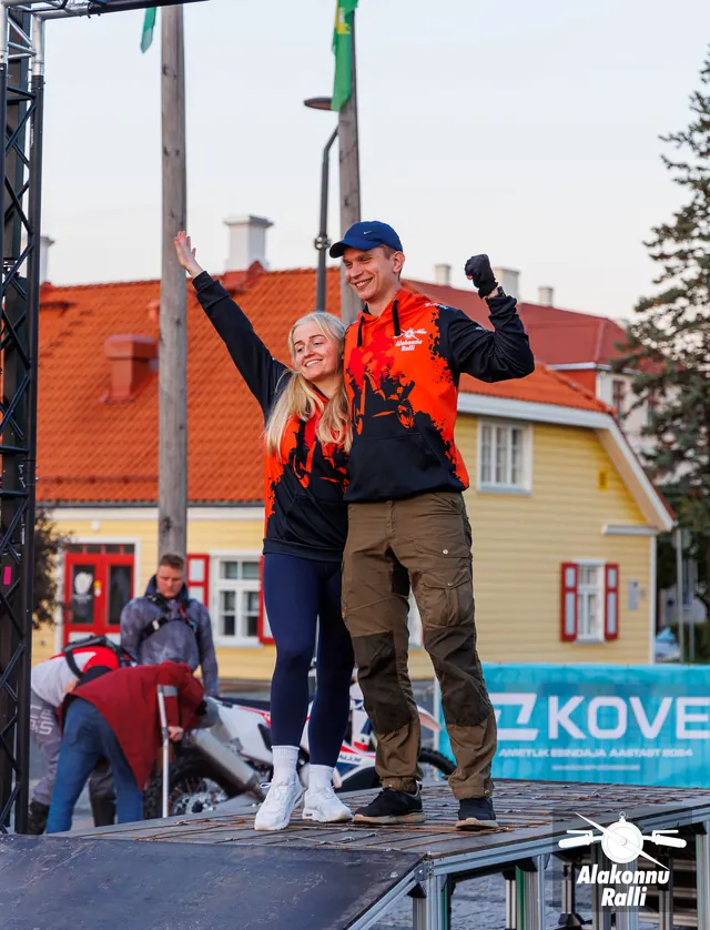 Organizers greeting the crowd on the start ramp – Alakonnu Rally 2026, start and SS1
