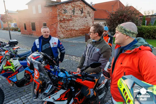 Participants and rally motorcycles before the start – Alakonnu Rally 2026, SS1