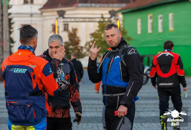 Participants and rally motorcycles before the start – Alakonnu Rally 2026, SS1