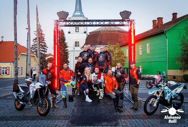 The Tartu ADV group with organizers beneath the start gate – Alakonnu Rally 2026, start and SS1