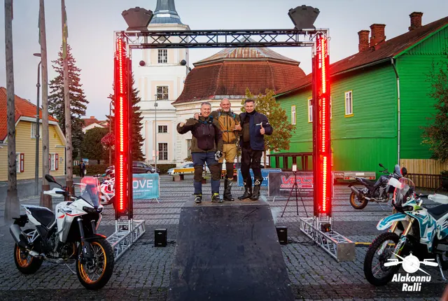 Mootorratturid stardivärava all õhtusel rallistardil – Alakonnu Ralli 2026, SS1