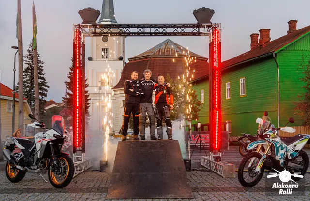 Mootorratturid stardivärava all õhtusel rallistardil – Alakonnu Ralli 2026, SS1