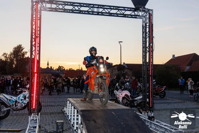 Mootorratturid stardivärava all õhtusel rallistardil – Alakonnu Ralli 2026, SS1