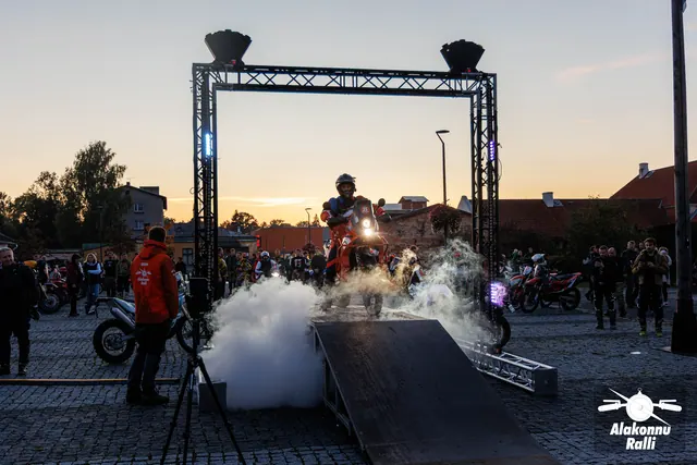 Mootorratturid stardivärava all õhtusel rallistardil – Alakonnu Ralli 2026, SS1