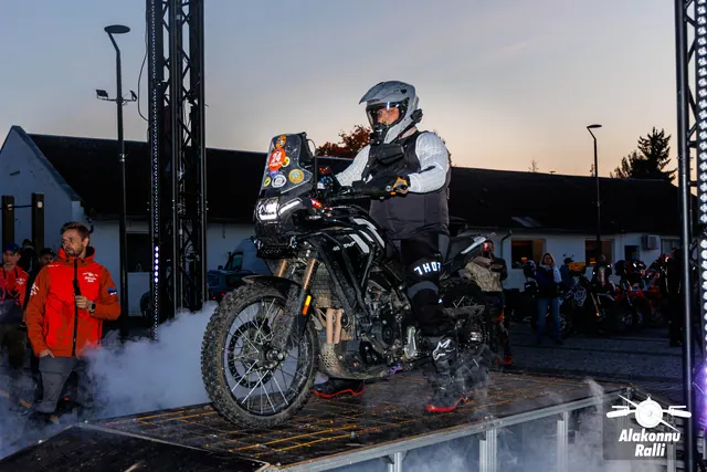 Mootorrattur stardirambil korraldajate kõrval – Alakonnu Ralli 2026, start ja SS1