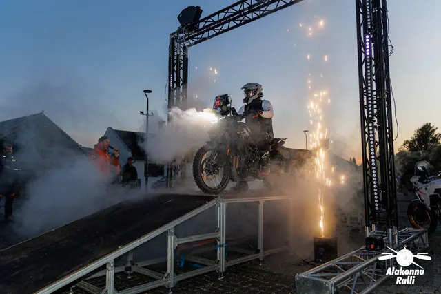 Mootorratturid stardivärava all õhtusel rallistardil – Alakonnu Ralli 2026, SS1