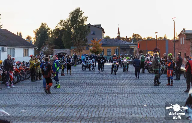Mootorratturid linnaväljakul õhtuse stardi ajal – Alakonnu Ralli 2026, SS1