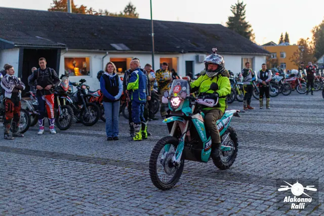 Mootorratturid linnaväljakul õhtuse stardi ajal – Alakonnu Ralli 2026, SS1