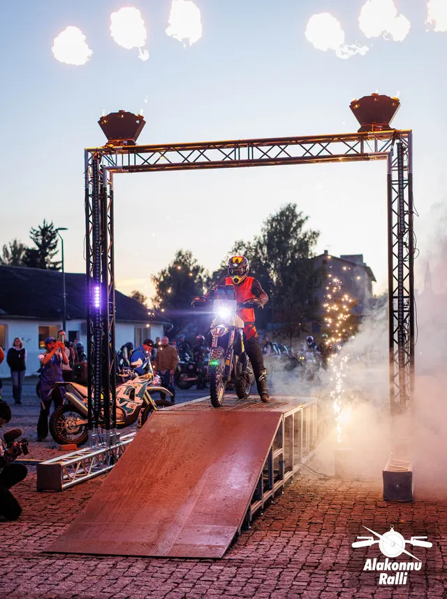 Mootorrattur stardivärava all tulede ja suitsu keskel – Alakonnu Ralli 2026, SS1