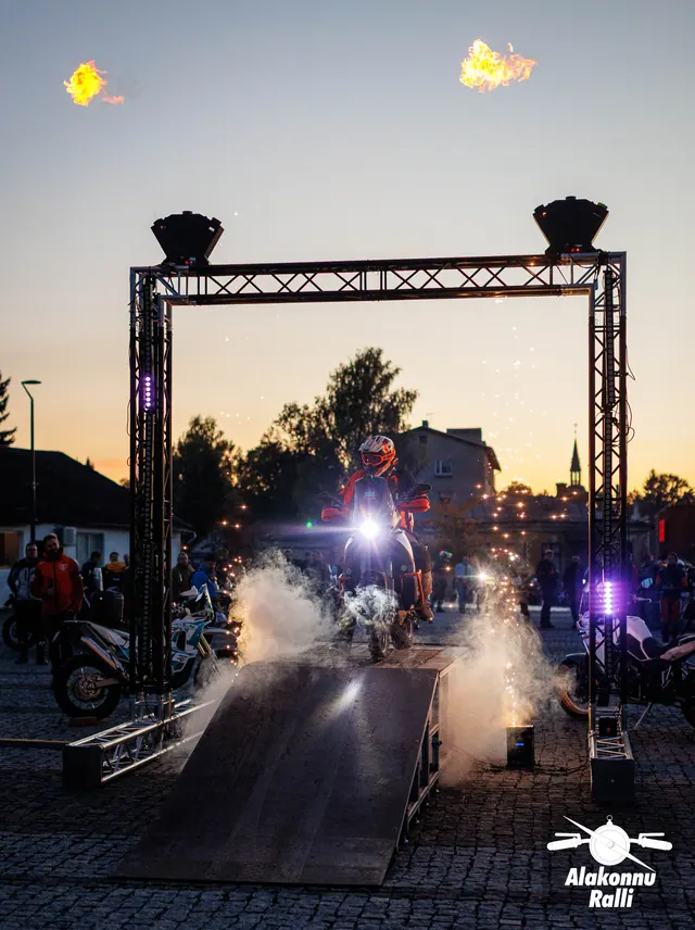 Mootorrattur stardivärava all tulede ja suitsu keskel – Alakonnu Ralli 2026, SS1
