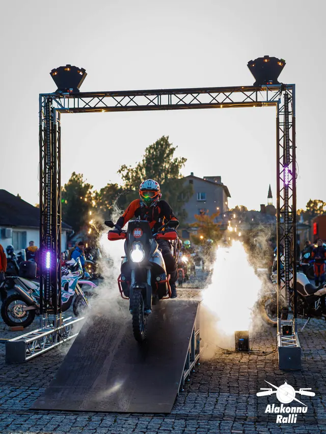 Mootorrattur stardivärava all tulede ja suitsu keskel – Alakonnu Ralli 2026, SS1