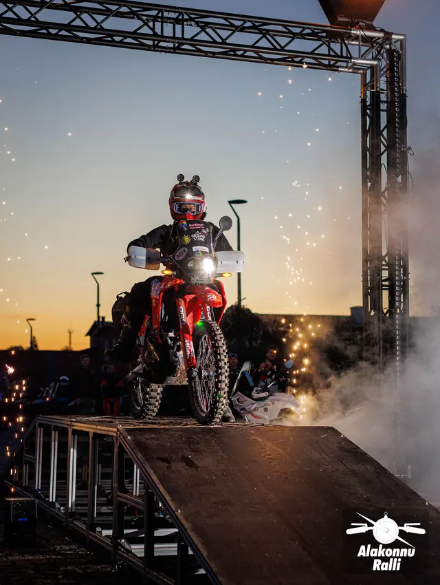 Mootorrattur stardivärava all tulede ja suitsu keskel – Alakonnu Ralli 2026, SS1