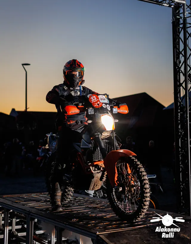 Mootorrattur stardivärava all tulede ja suitsu keskel – Alakonnu Ralli 2026, SS1