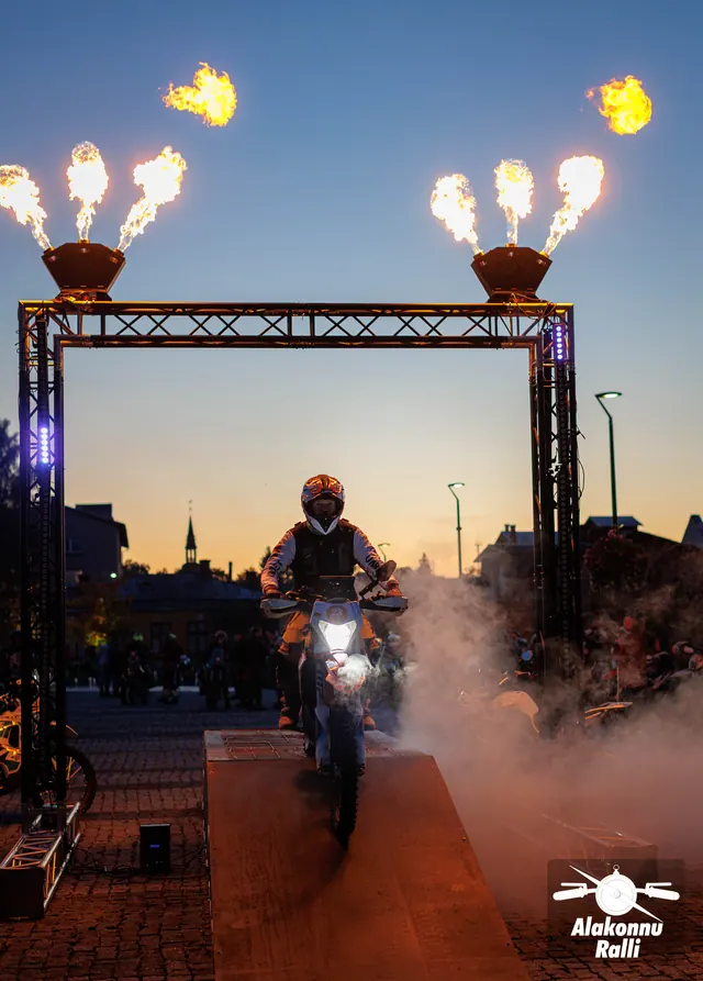 Mootorrattur stardivärava all tulede ja suitsu keskel – Alakonnu Ralli 2026, SS1