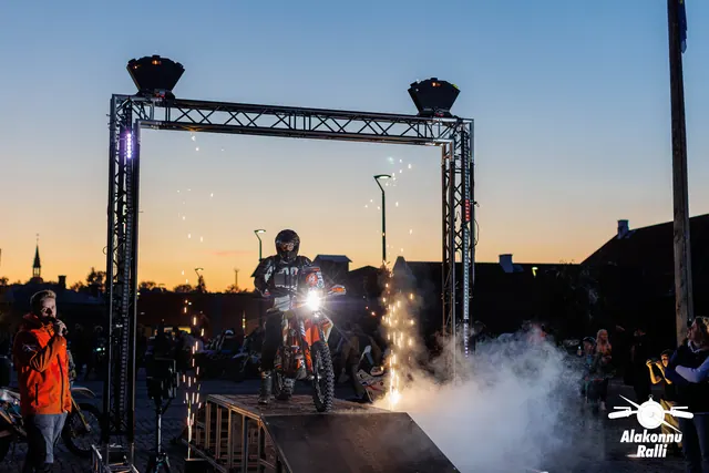 Mootorrattur valgustatud stardivärava all, korraldajad rambi kõrval – Alakonnu Ralli 2026, start ja SS1