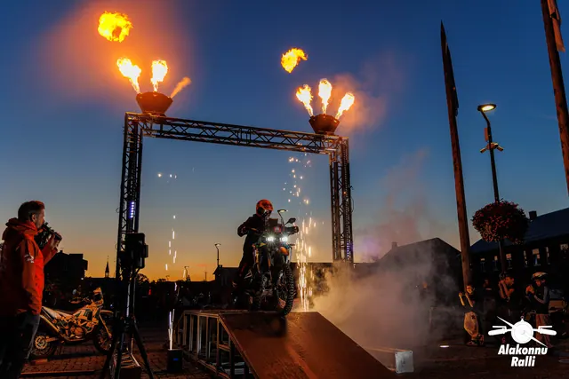 Mootorrattur stardivärava all tulede ja suitsu keskel – Alakonnu Ralli 2026, SS1