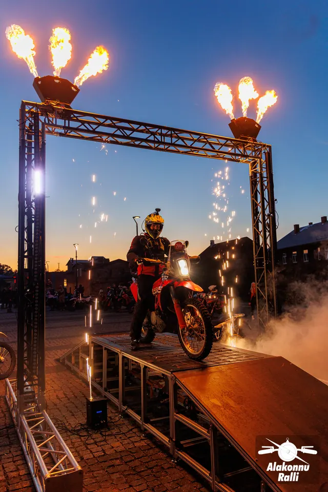 Mootorrattur stardivärava all tulede ja suitsu keskel – Alakonnu Ralli 2026, SS1