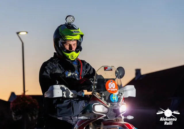 Kiivriga mootorrattur stardi eel – Alakonnu Ralli 2026, SS1