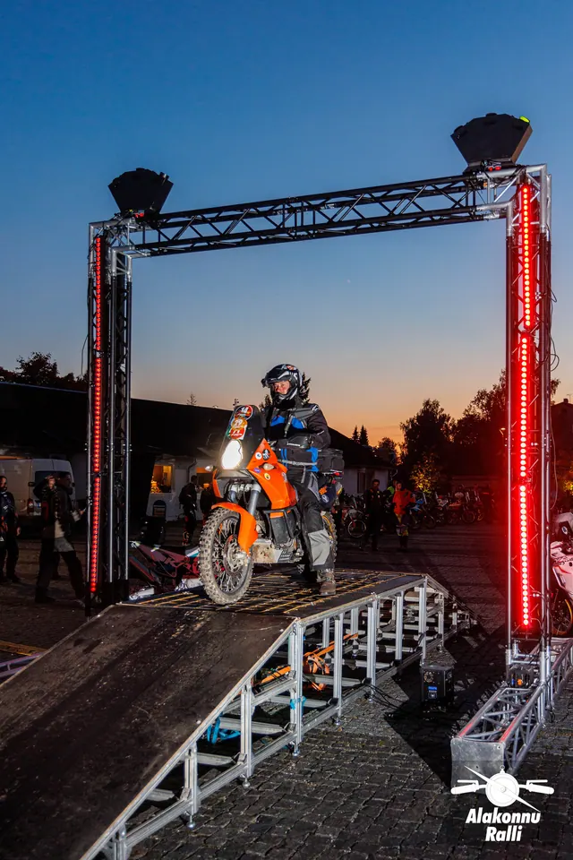 Mootorrattur stardivärava all tulede ja suitsu keskel – Alakonnu Ralli 2026, SS1