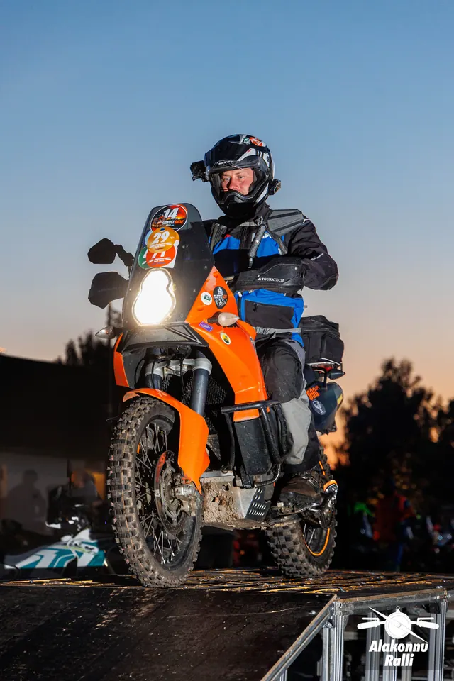 Mootorrattur oranžil mootorrattal – Alakonnu Ralli 2026, SS1