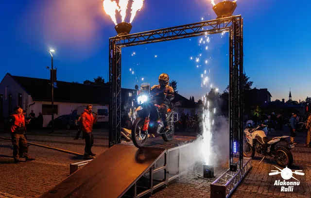 Mootorrattur valgustatud stardivärava all, korraldajad rambi kõrval – Alakonnu Ralli 2026, start ja SS1