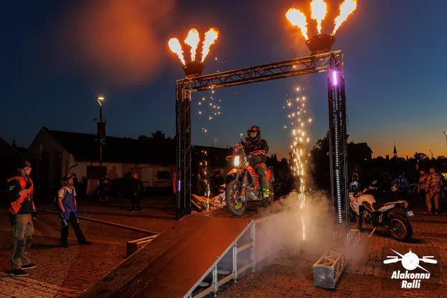 Mootorrattur valgustatud stardivärava all, korraldajad rambi kõrval – Alakonnu Ralli 2026, start ja SS1