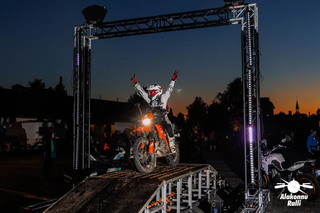 Mootorrattur valgustatud stardivärava all, korraldajad rambi kõrval – Alakonnu Ralli 2026, start ja SS1
