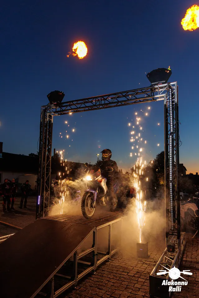 Mootorrattur stardivärava all tulede ja suitsu keskel – Alakonnu Ralli 2026, SS1