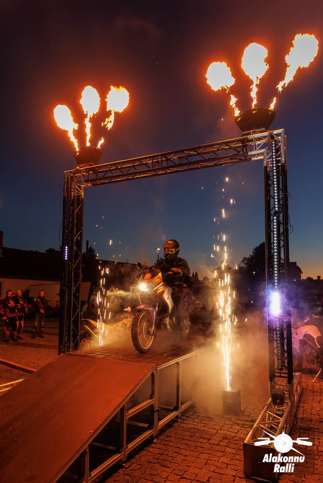 Mootorrattur stardivärava all tulede ja suitsu keskel – Alakonnu Ralli 2026, SS1
