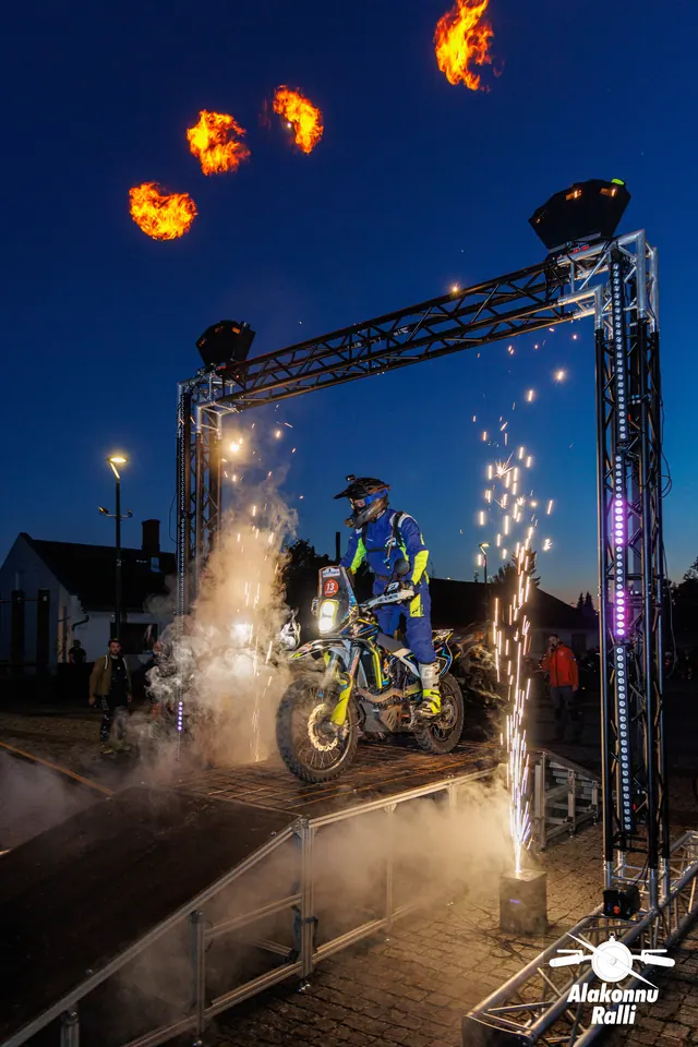 Mootorrattur stardivärava all tulede ja suitsu keskel – Alakonnu Ralli 2026, SS1