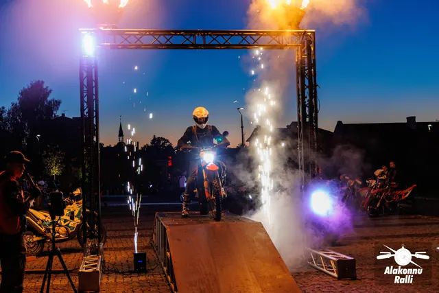 Mootorrattur valgustatud stardivärava all, korraldajad rambi kõrval – Alakonnu Ralli 2026, start ja SS1