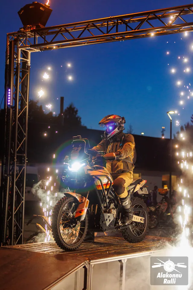 Mootorrattur stardivärava all tulede ja suitsu keskel – Alakonnu Ralli 2026, SS1