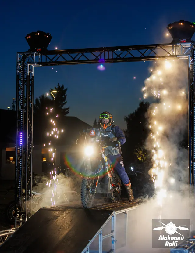 Mootorrattur stardivärava all tulede ja suitsu keskel – Alakonnu Ralli 2026, SS1