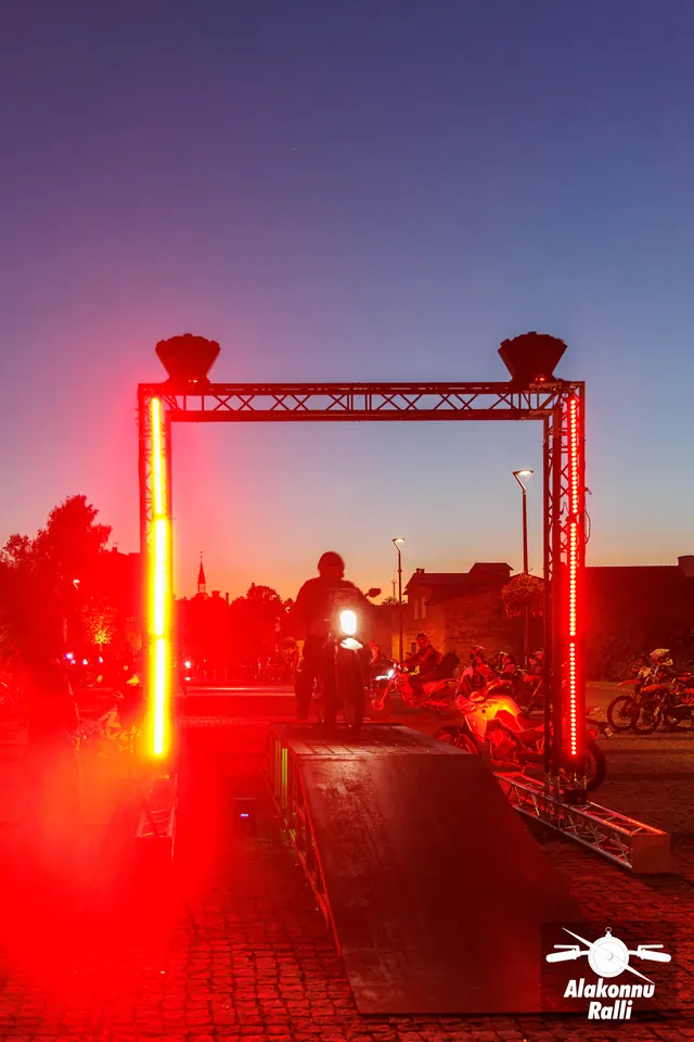 Mootorrattur stardivärava all tulede ja suitsu keskel – Alakonnu Ralli 2026, SS1