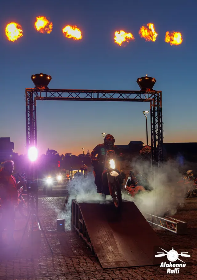 Mootorrattur stardivärava all tulede ja suitsu keskel – Alakonnu Ralli 2026, SS1