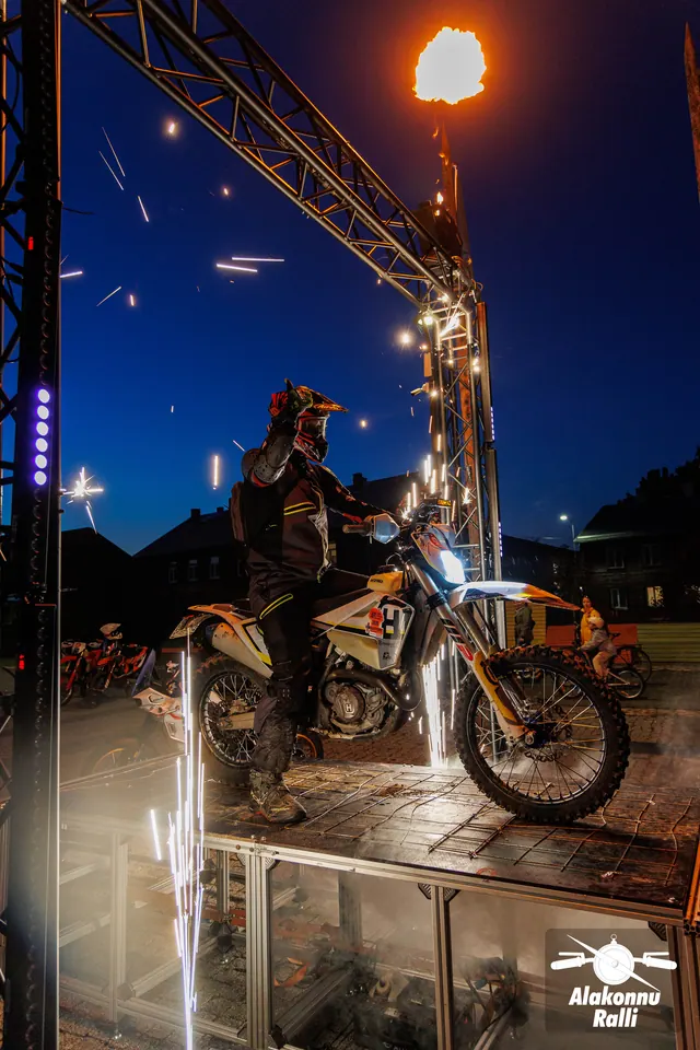 Mootorrattur stardivärava all tulede ja suitsu keskel – Alakonnu Ralli 2026, SS1
