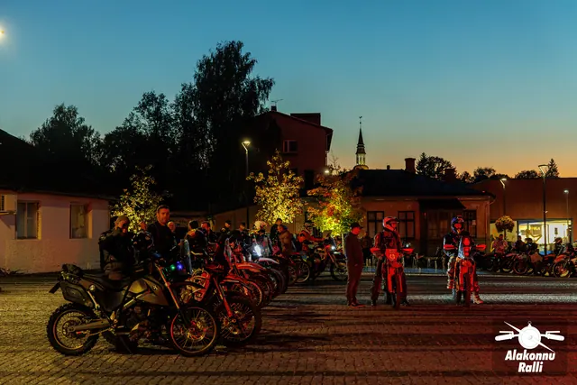 Osalejad ja mootorrattad linnaväljakul õhtuhämaruses – Alakonnu Ralli 2026, SS1